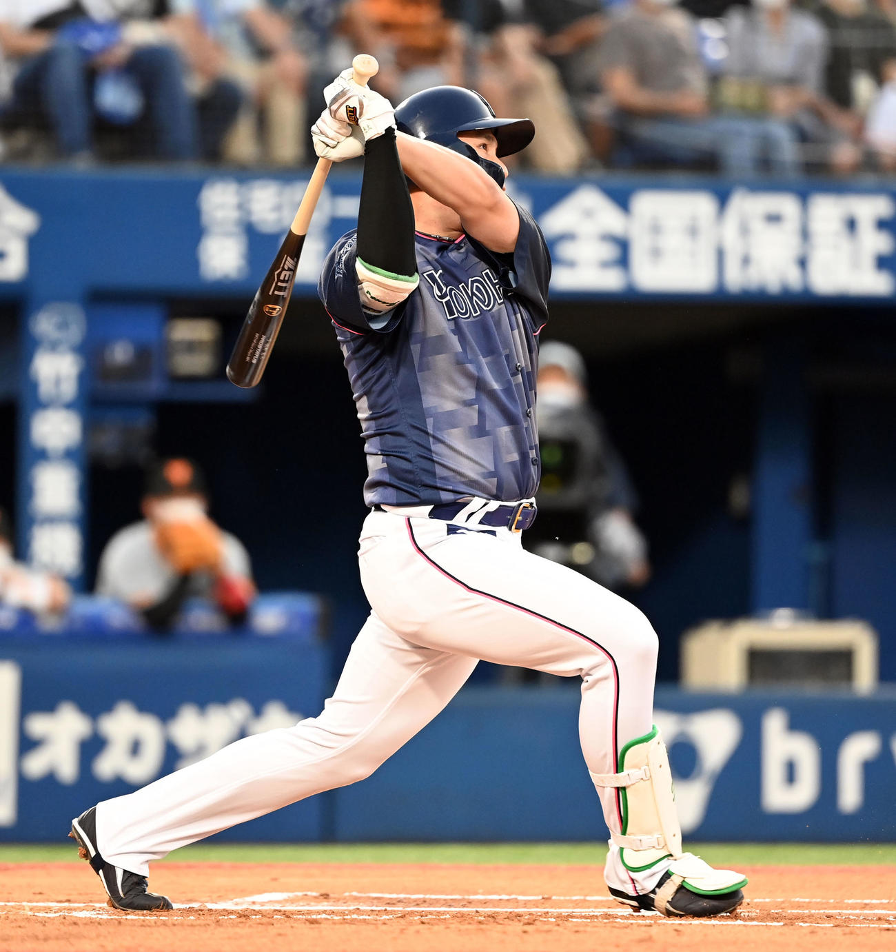 DeNA対巨人　1回裏DeNA2死、右越えに先制のソロ本塁打を放つ佐野（撮影・たえ見朱実）
