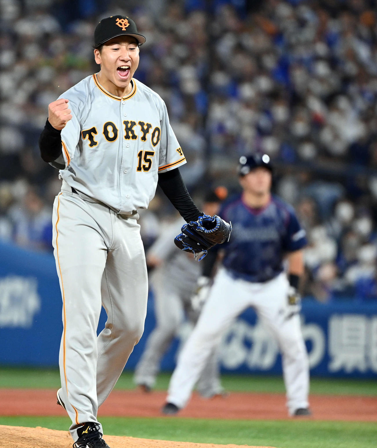 DeNA対巨人　8回裏DeNA2死満塁、嶺井博希を空振りに仕留めほえる大勢（撮影・たえ見朱実）