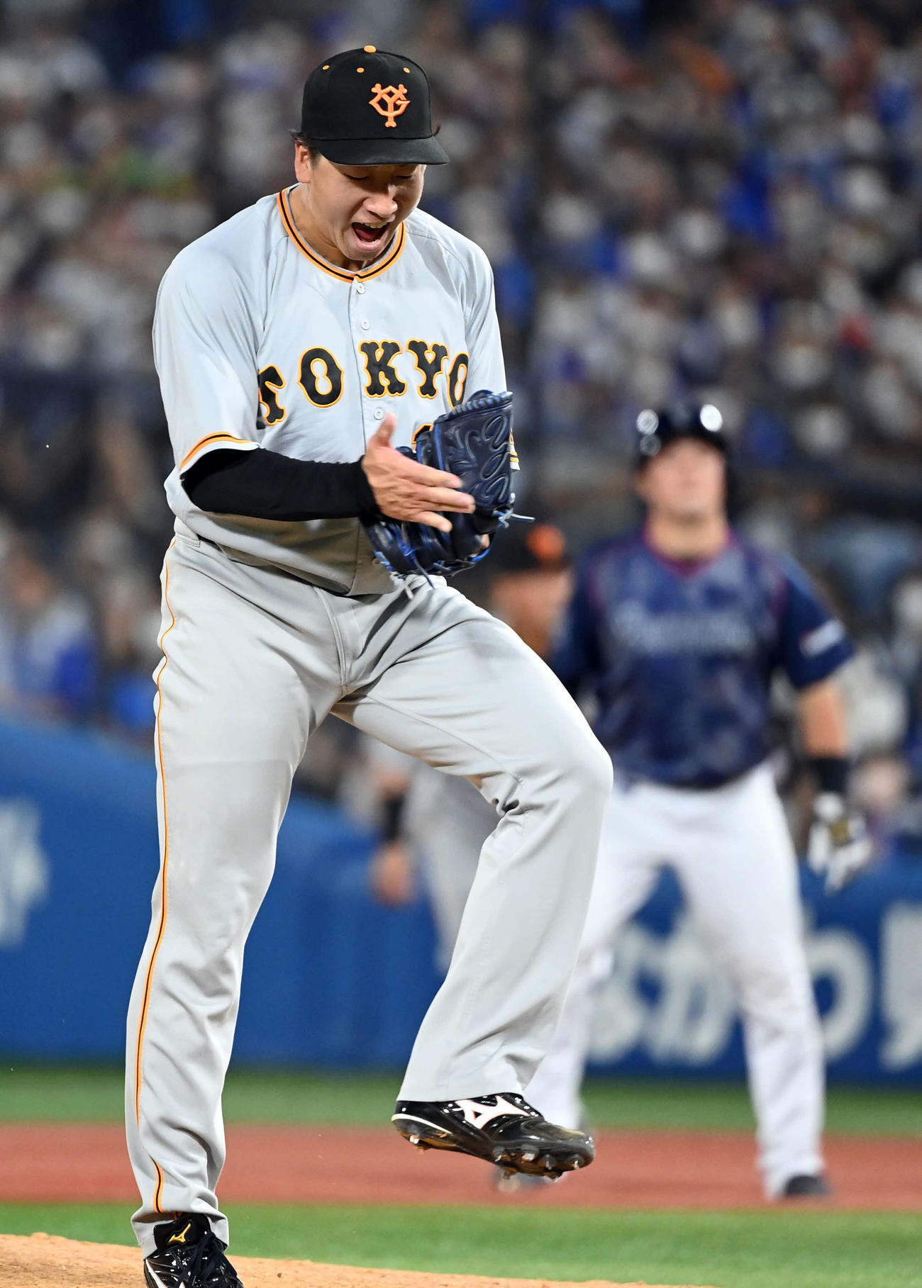 DeNA対巨人　8回裏DeNA2死満塁、嶺井博希を空振りに仕留めほえる大勢（撮影・たえ見朱実）