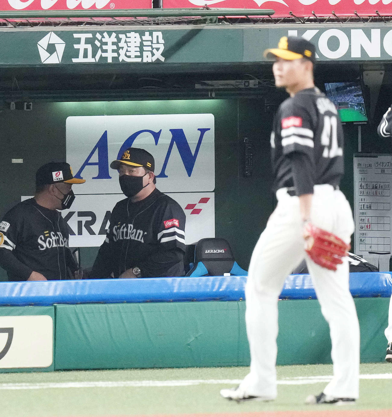 西武対ソフトバンク　4回裏に先制を許し、ベンチへ戻る千賀（右）と浮かない表情のソフトバンク藤本監督（中央）（撮影・鈴木みどり）