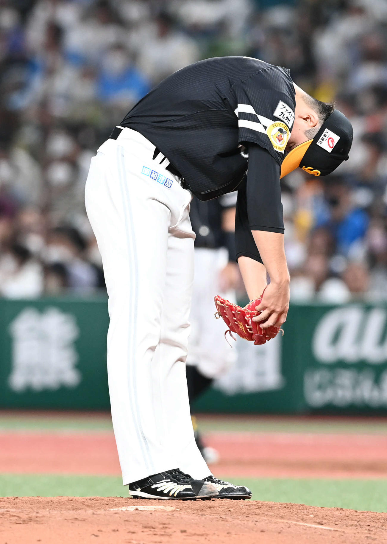 西武対ソフトバンク　4回裏西武1死満塁、千賀はマウンドでストレッチ（撮影・山崎安昭）