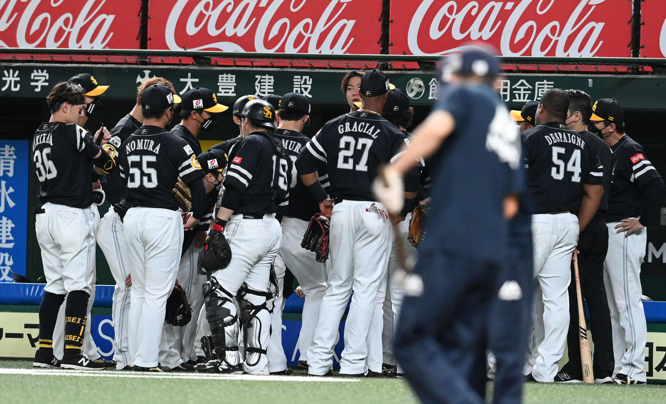 西武対ソフトバンク　6回表の攻撃を前に円陣を組むソフトバンクの選手たち（撮影・山崎安昭）