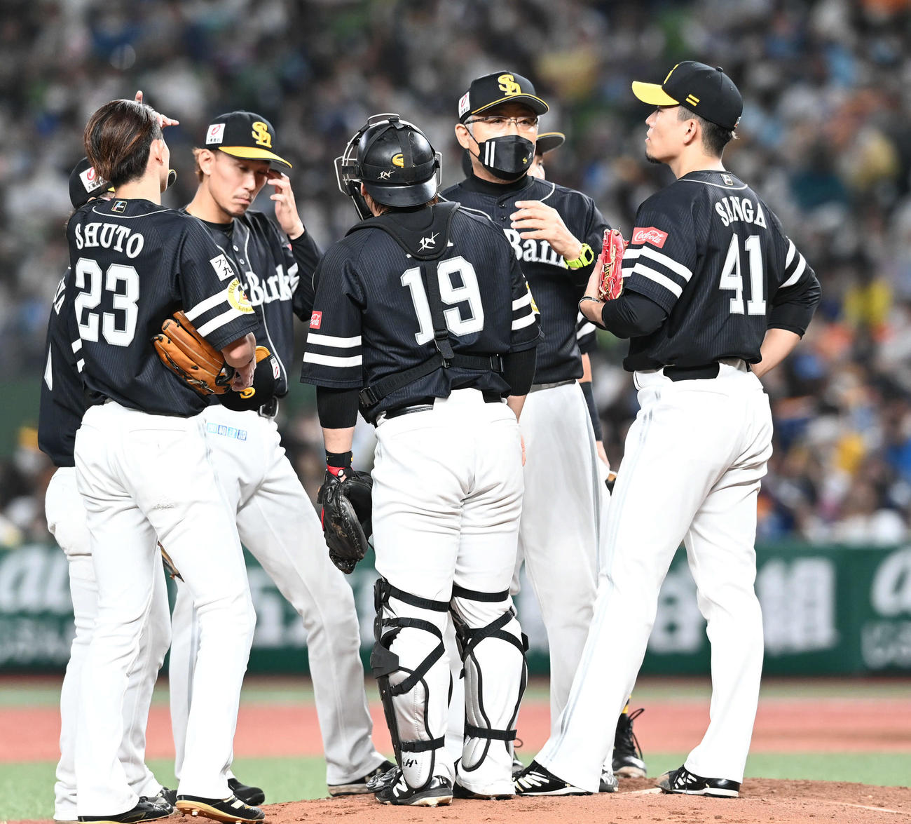 西武対ソフトバンク　4回裏西武1死満塁、千賀（右）はマウンドでチームメートに声をかけられる（撮影・山崎安昭）