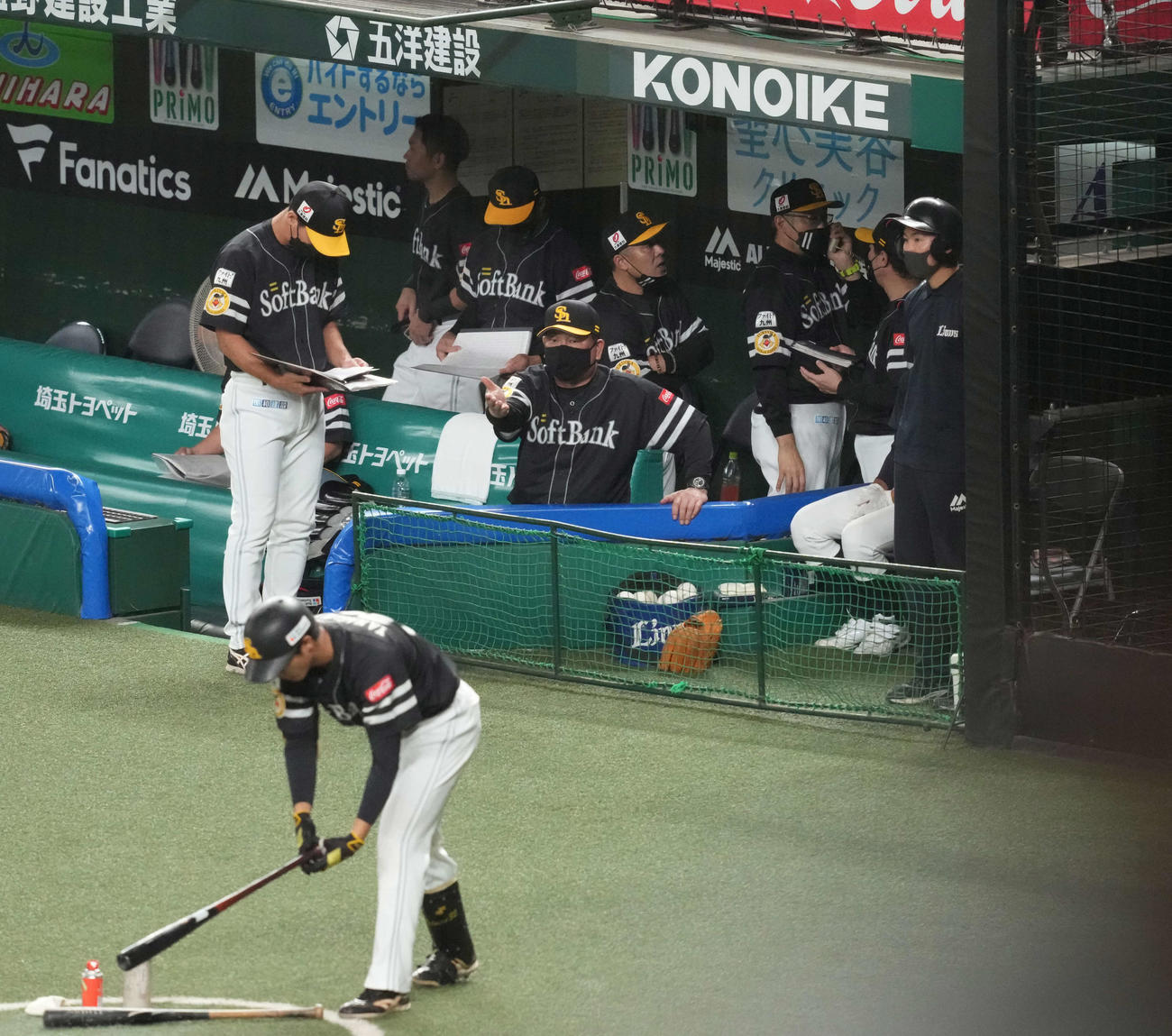 西武対ソフトバンク　8回表、代打柳町（手前）を告げるソフトバンク藤本監督（中央）（撮影・井上学）