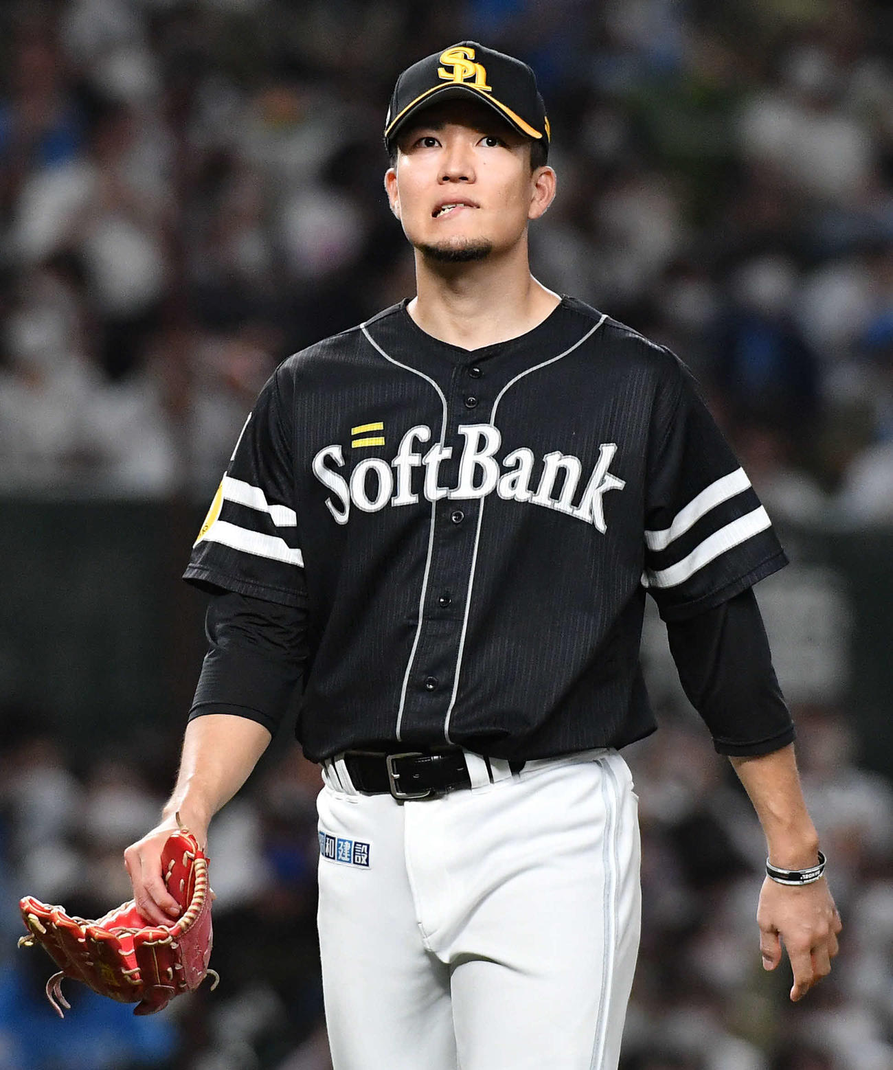 西武対ソフトバンク　5回裏、唇をかみながらベンチへ戻る千賀（撮影・岩下翔太）