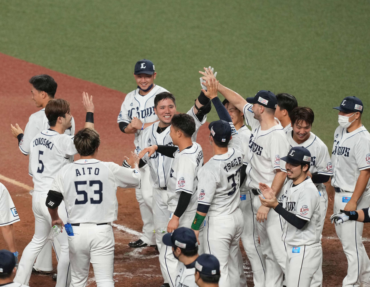 西武対ソフトバンク　11回裏西武2死一塁、左越えにサヨナラ2点本塁打を放った山川（中央）は笑顔（撮影・井上学）