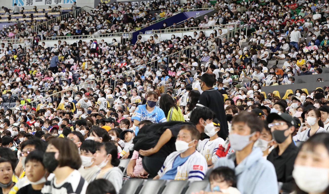 西武対ソフトバンク　延長11回裏、山川穂高に本塁打を浴び、ため息の後に静寂に包まれる福岡ペイペイドーム（撮影・屋方直哉）
