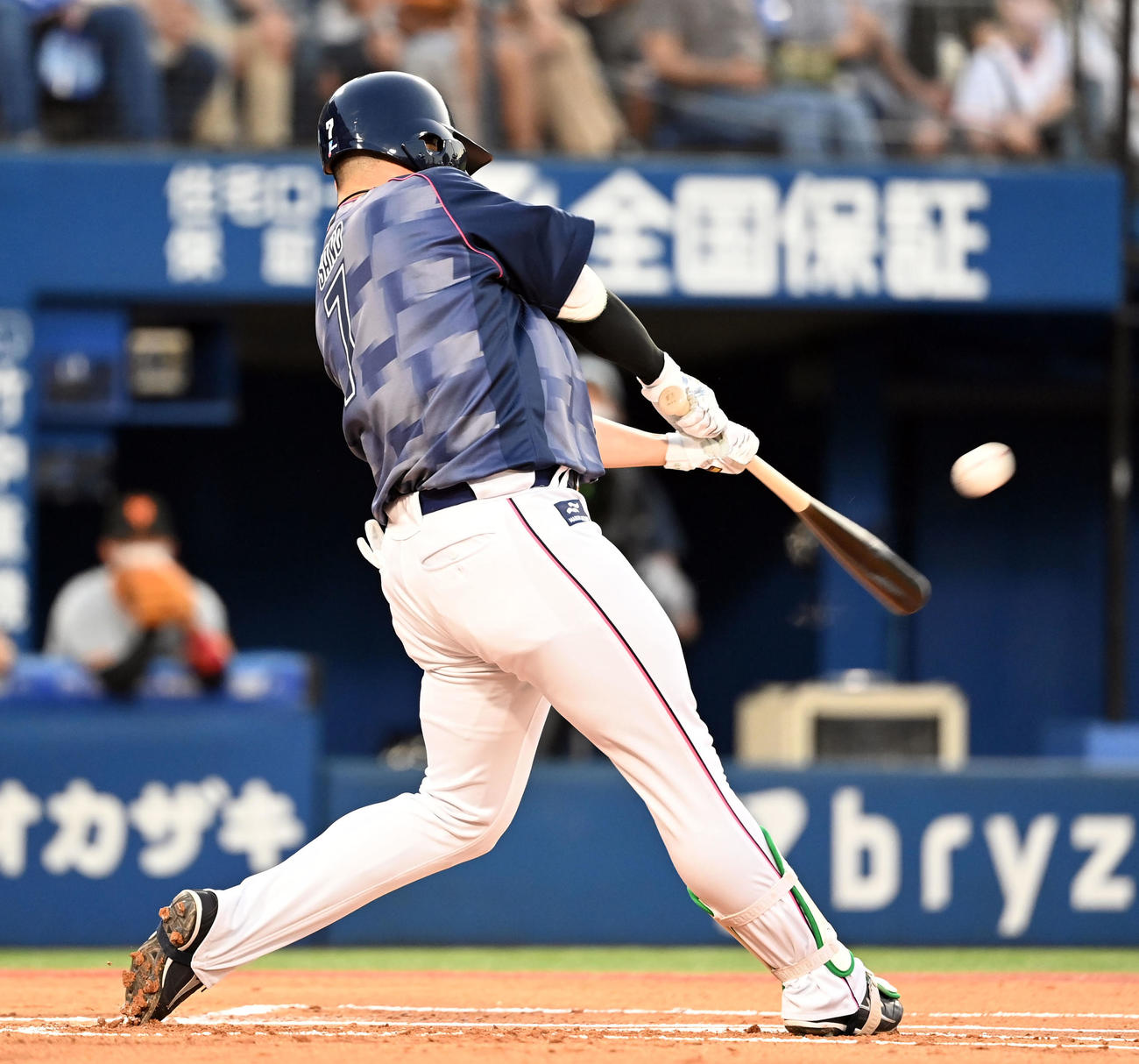 DeNA対巨人　1回裏DeNA2死、右越えに先制のソロ本塁打を放つ佐野（撮影・たえ見朱実）