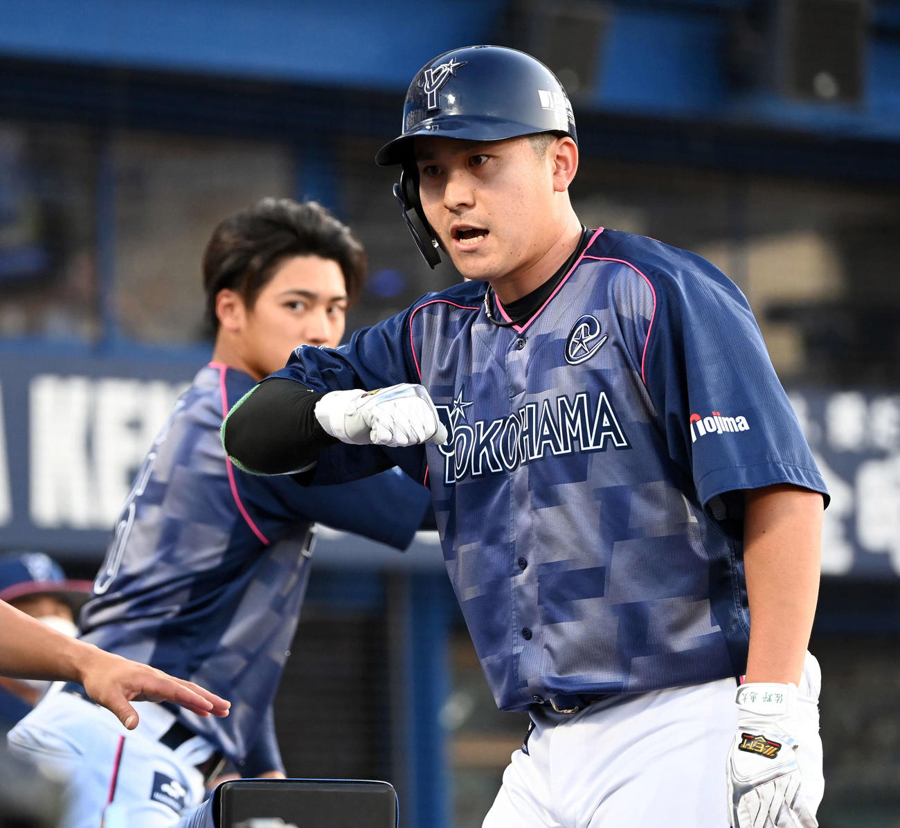 DeNA対巨人　1回裏DeNA2死、先制のソロ本塁打を放ちポーズを決める佐野（撮影・たえ見朱実）