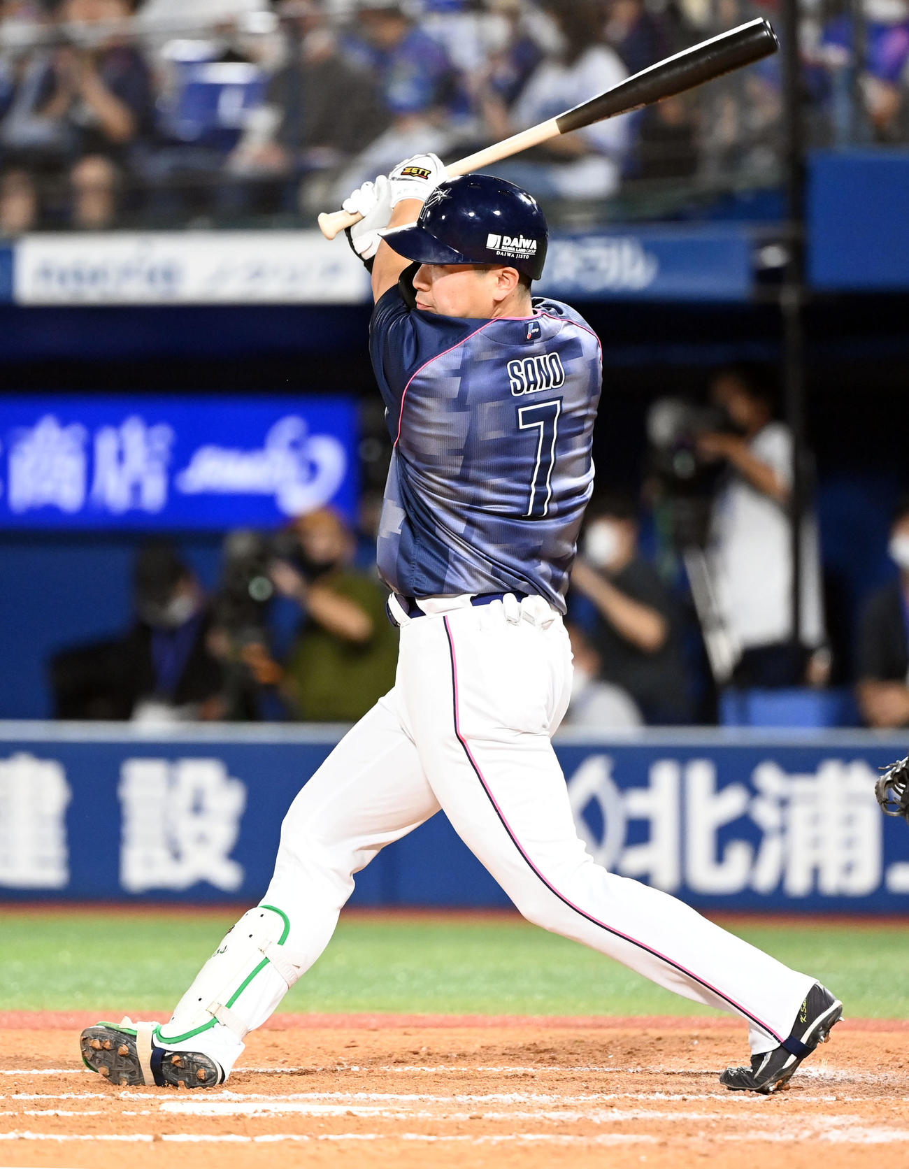 DeNA対巨人　8回裏DeNA無死一塁、左前打を放つ佐野（撮影・たえ見朱実）