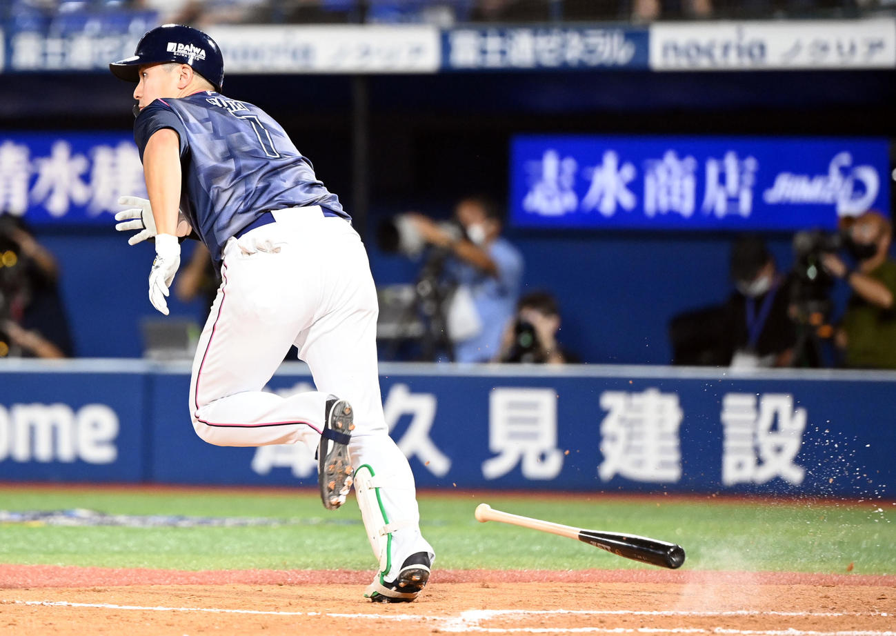 DeNA対巨人　8回裏DeNA無死一塁、左前打を放つ佐野（撮影・たえ見朱実）