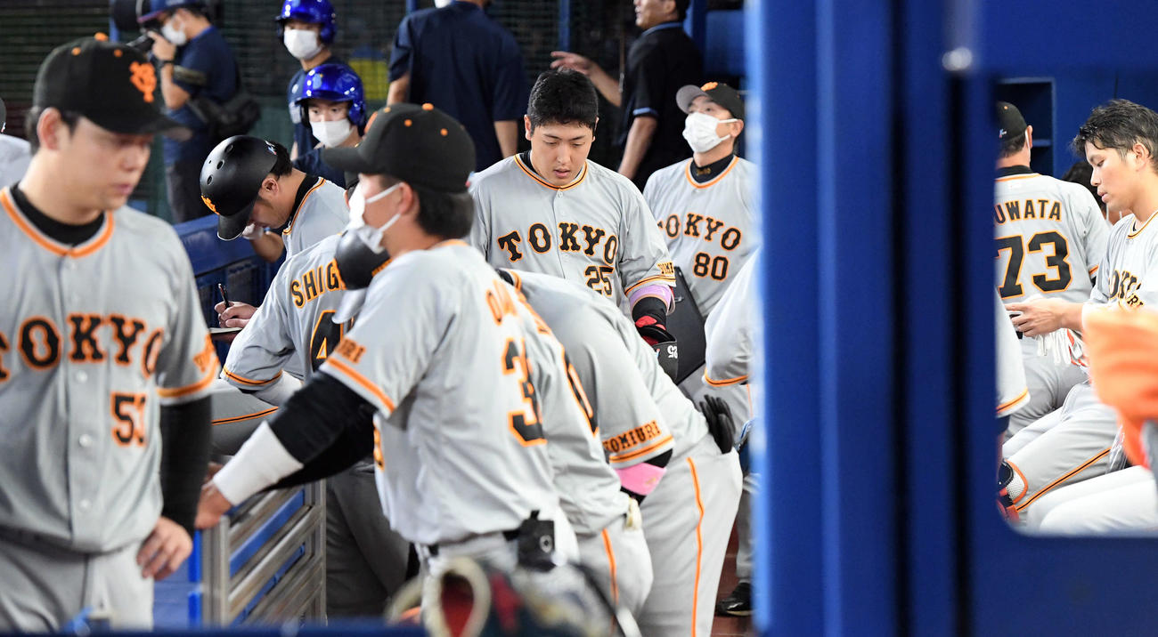 DeNA対巨人　DeNAに負けを喫しCS進出が消滅した巨人（撮影・たえ見朱実）