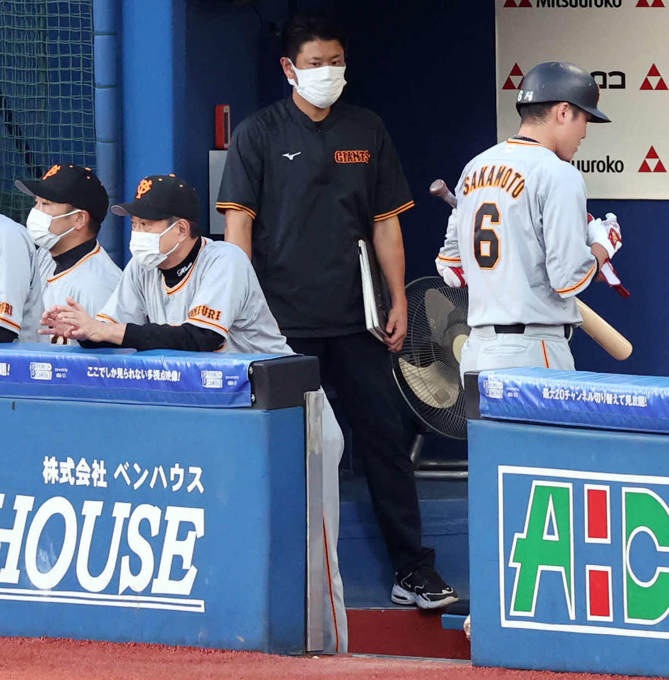 DeNA対巨人　1回表巨人1死、坂本（右）が見逃し三振に倒れ、厳しい表情の原監督（中央）（撮影・浅見桂子）