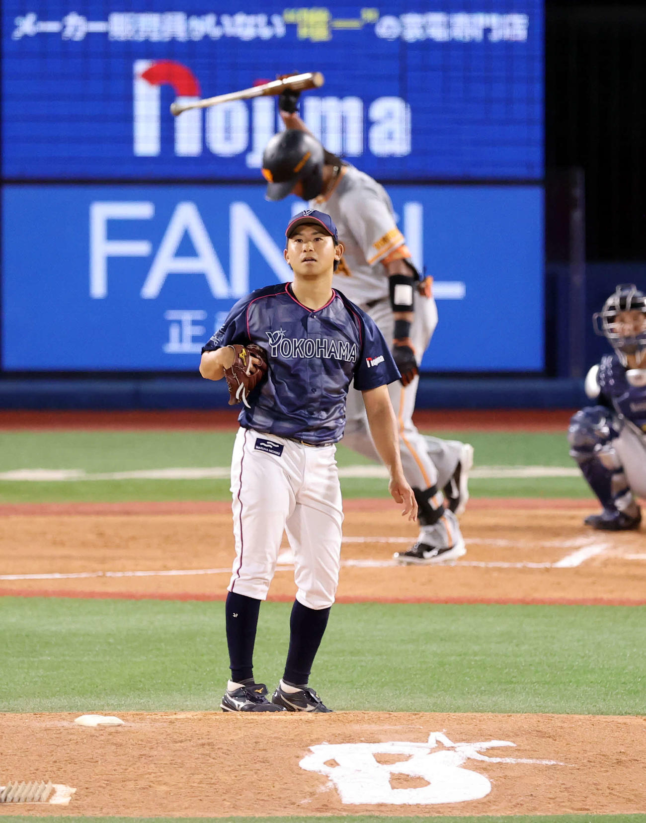 DeNA対巨人　7回表巨人2死一、二塁、ウォーカーを中飛に仕留めて打球を見つめる今永（撮影・浅見桂子）