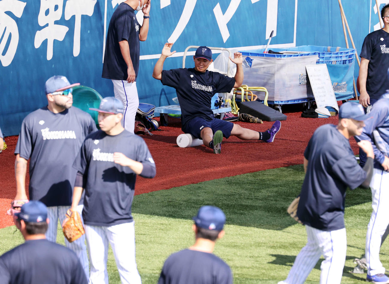 DeNA対巨人　試合前、ストレッチするDeNA今永（撮影・浅見桂子）