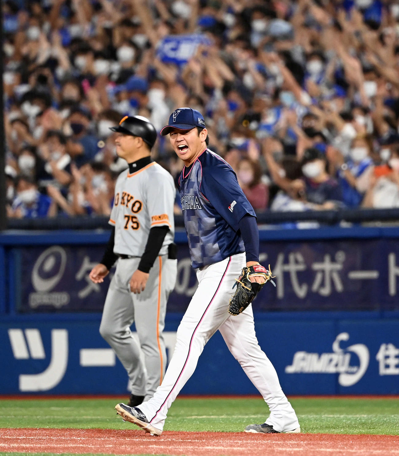 DeNA対巨人　9回表巨人1死一、二塁、岡本和真を併殺打に打ち取った山崎（撮影・たえ見朱実）