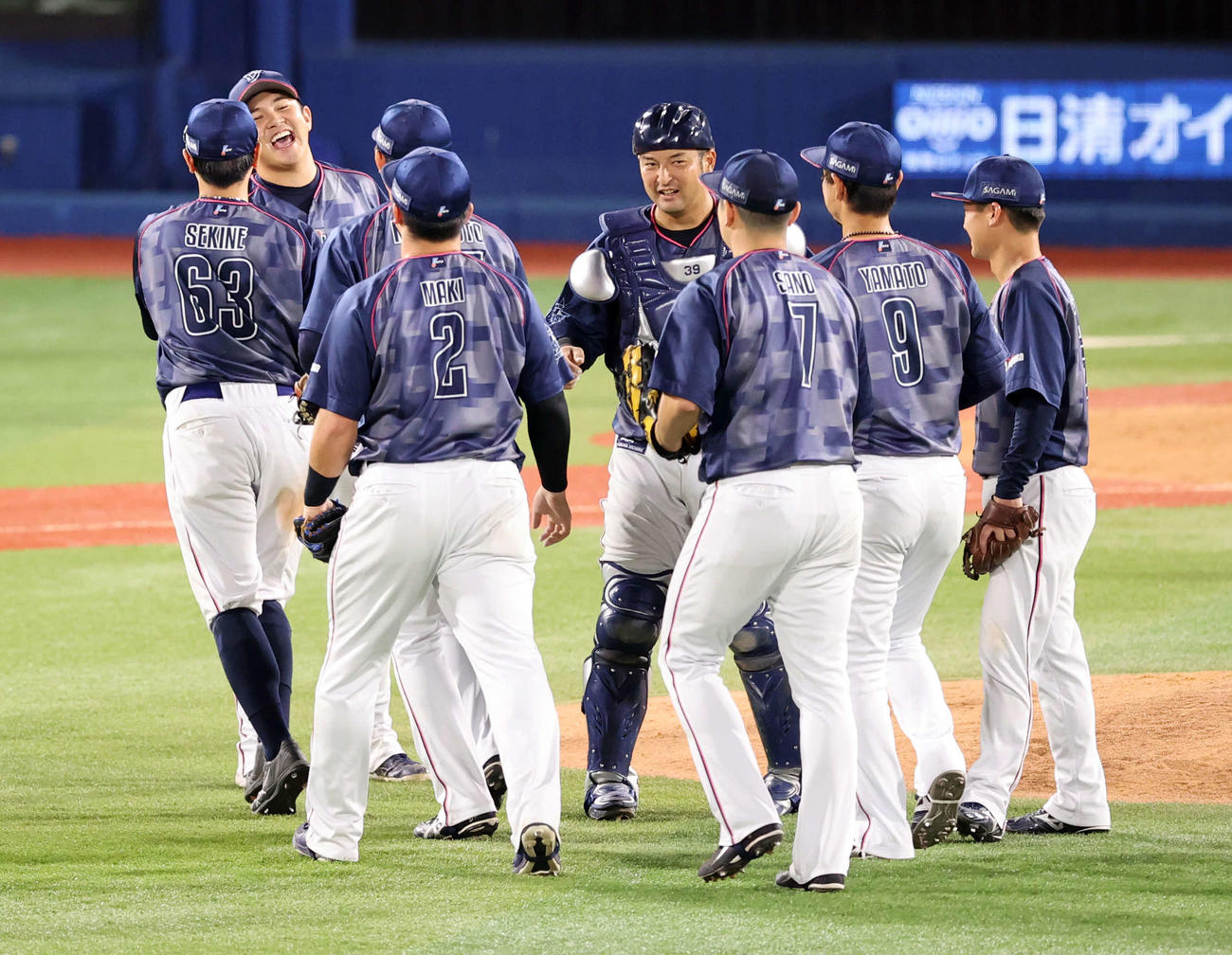 DeNA対巨人　1－0で勝利し、喜ぶ山崎（左奥）らDeNAナイン（撮影・浅見桂子）