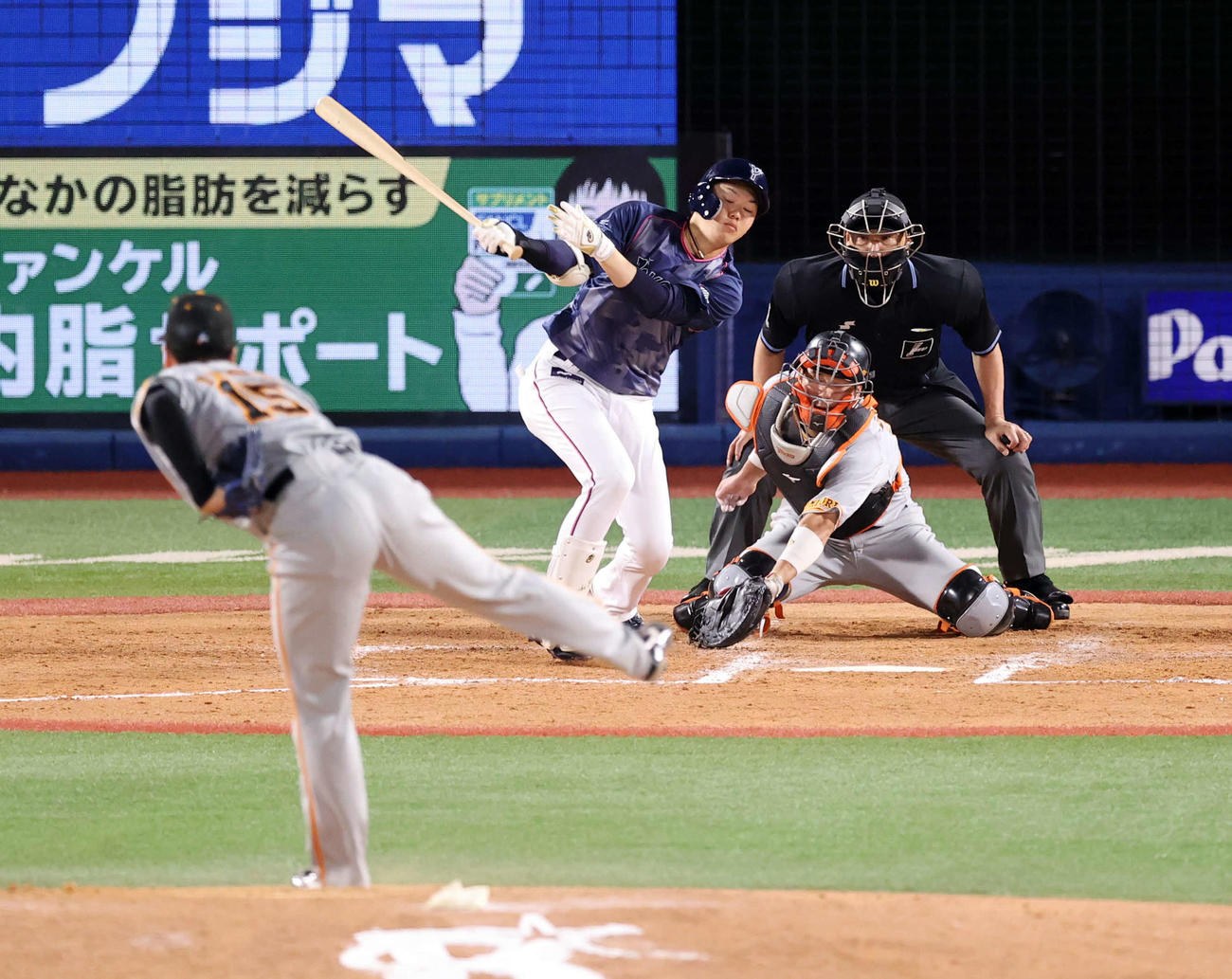 DeNA対巨人　8回裏DeNA1死満塁、楠本は空振り三振。投手大勢（撮影・浅見桂子）