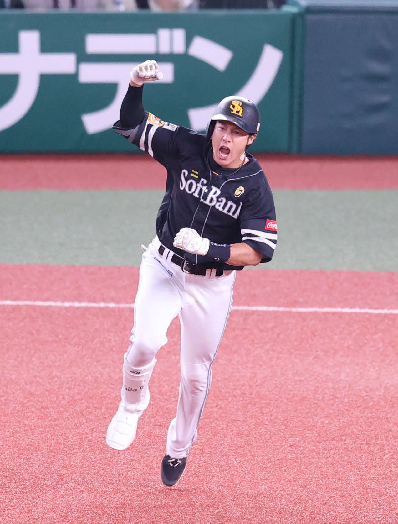 西武対ソフトバンク　9回表ソフトバンク1死、柳田は左中間に同点本塁打を放ちガッツポーズ（撮影・梅根麻紀）
