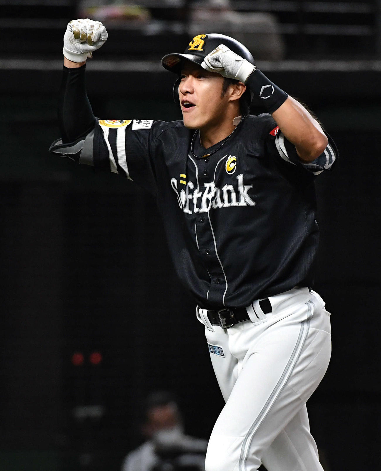 西武対ソフトバンク　9回表ソフトバンク1死、同点の左越え本塁打を放ち、ガッツポーズしながら生還する柳田（撮影・岩下翔太）