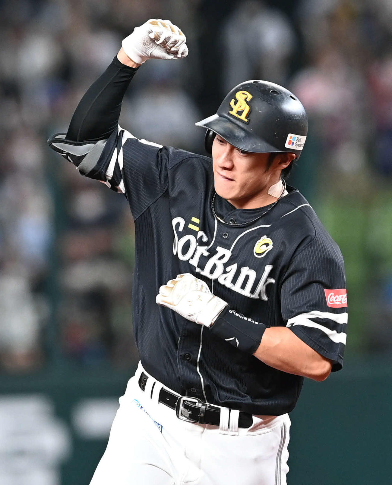 西武対ソフトバンク　9回表ソフトバンク1死、柳田は同点ソロ本塁打を放ちガッツポーズ（撮影・山崎安昭）