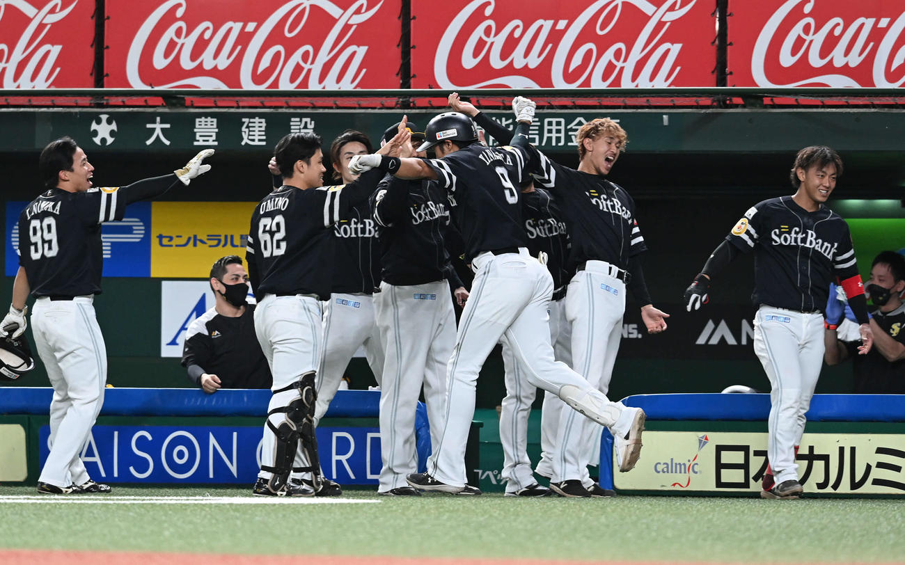 西武対ソフトバンク　9回表ソフトバンク1死、同点ソロ本塁打を放った柳田（右から3人目）はチームメートの出迎えを受ける（撮影・山崎安昭）