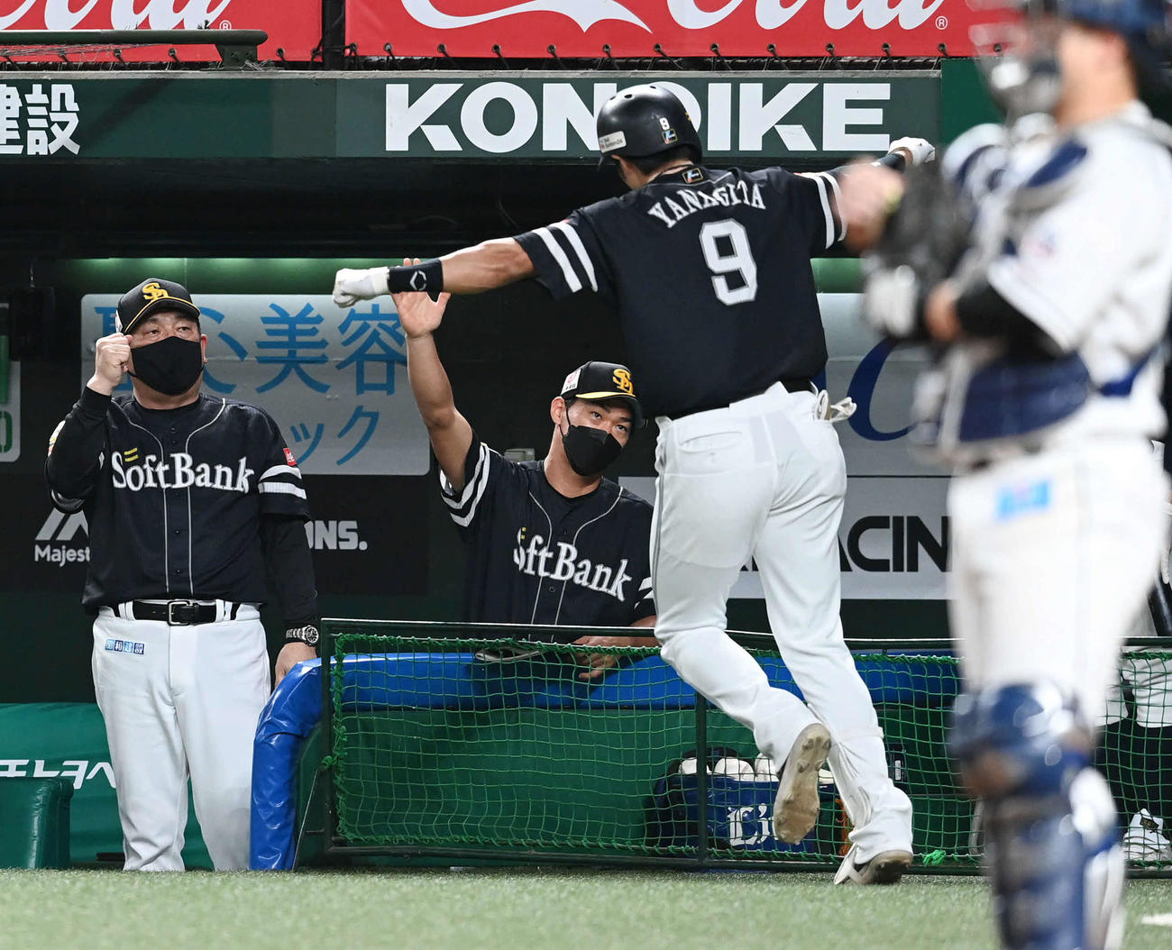 西武対ソフトバンク　9回表ソフトバンク1死、藤本監督（左）はソロ本塁打を放った柳田を出迎える（撮影・山崎安昭）