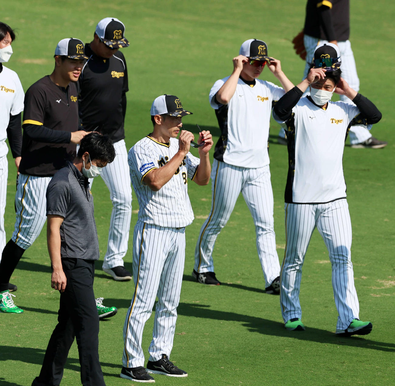今季最終戦に向けて練習を始める矢野監督（中央）。後方は左から佐藤輝、大山、近本、陽川（撮影・加藤哉）