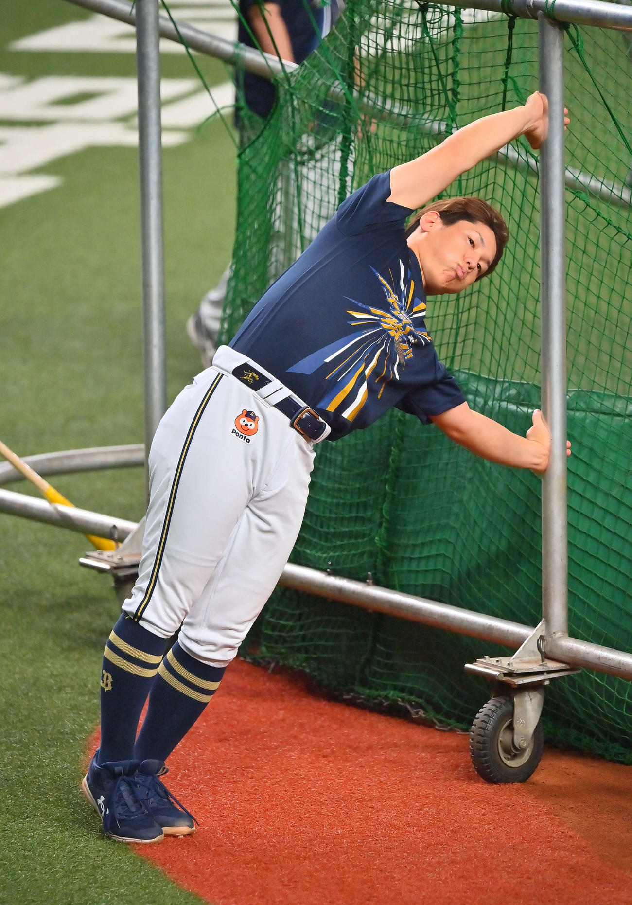 入念にストレッチするオリックス吉田正（撮影・和賀正仁）