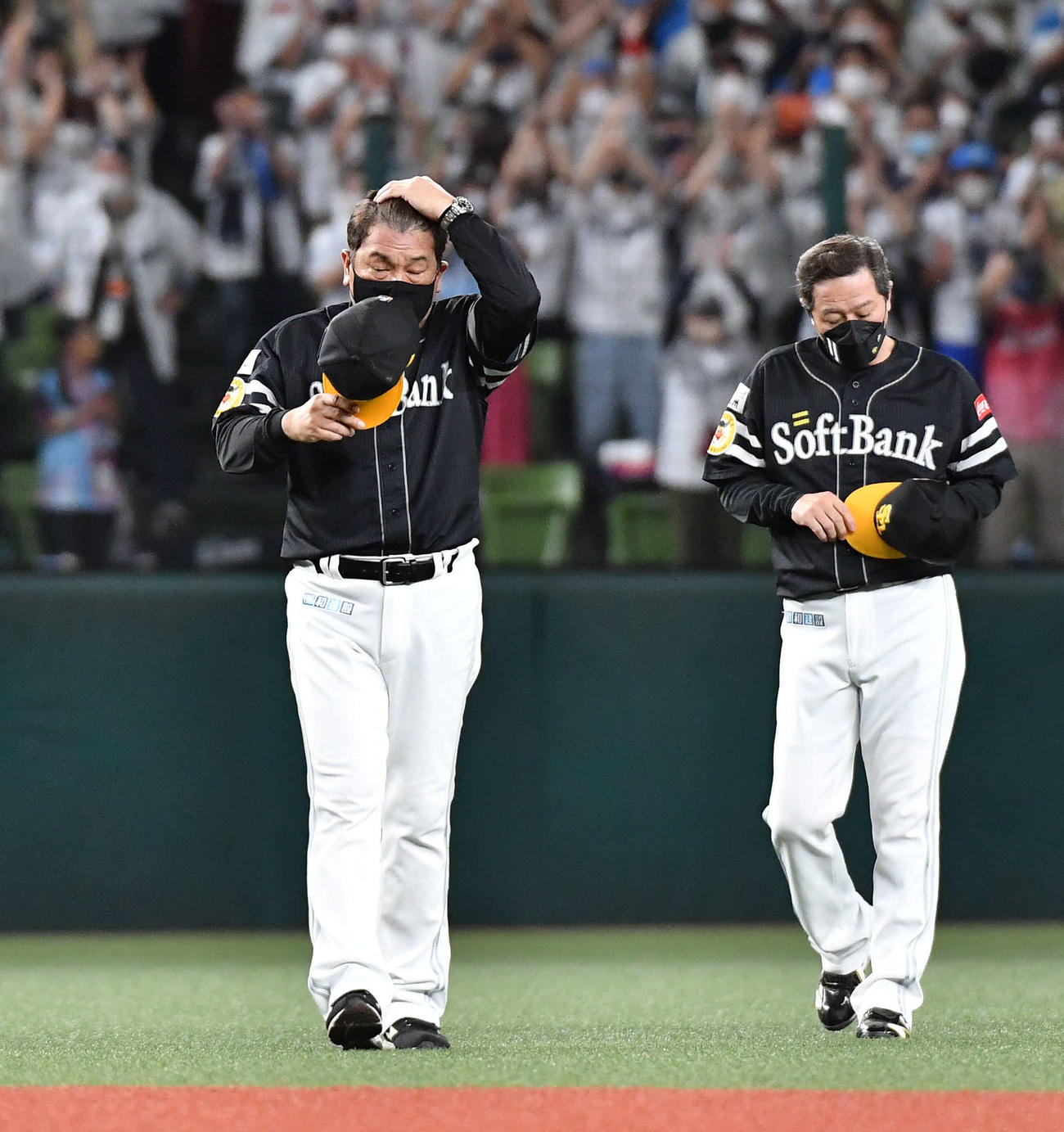 西武対ソフトバンク　最終戦のファンへのあいさつを終え、厳しい表情で引き揚げる藤本監督（左）と森ヘッドコーチ（撮影・岩下翔太）