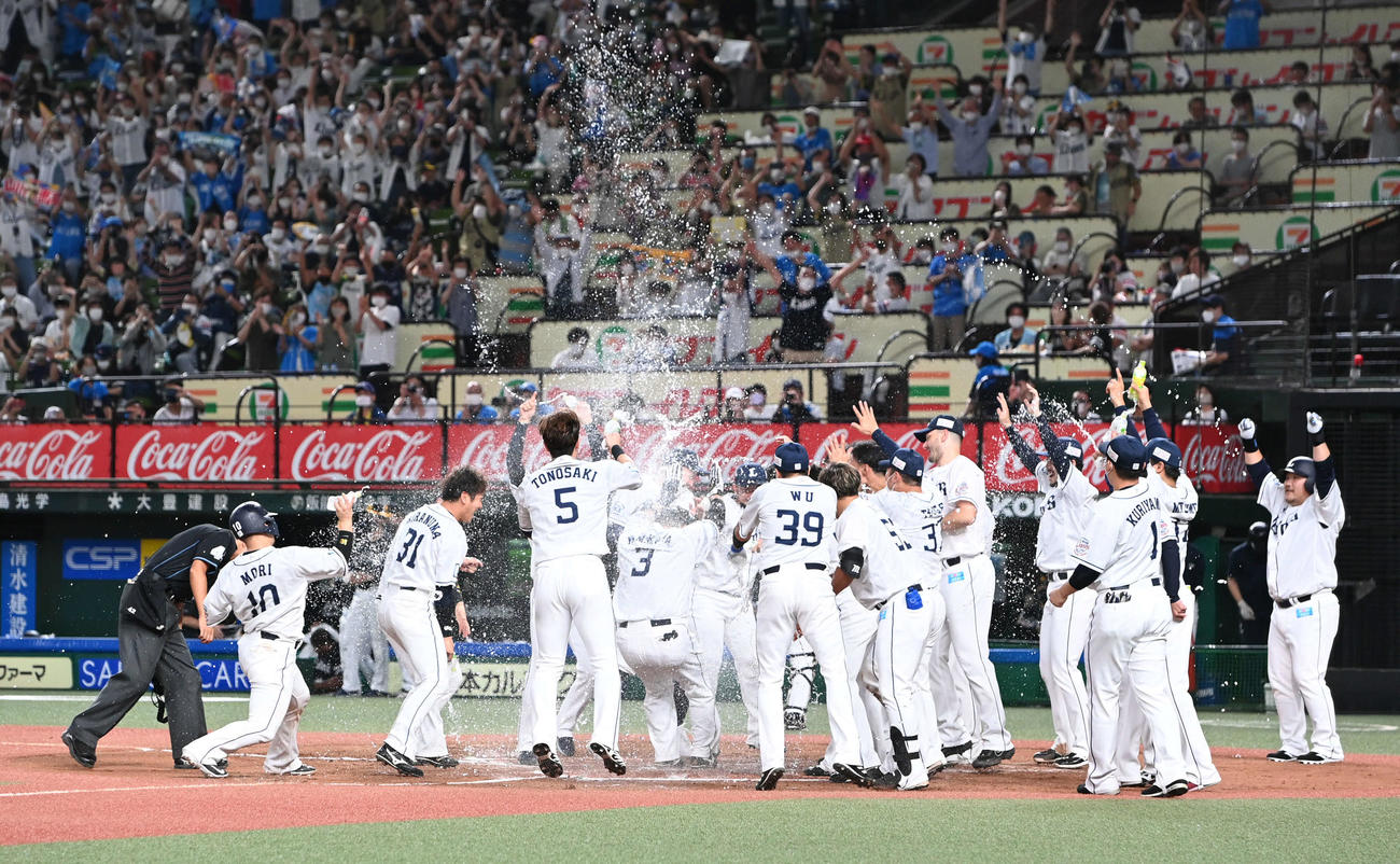 西武対ソフトバンク　11回裏西武2死一塁、サヨナラ2点本塁打を放った山川（中央）はウオーターシャワーの祝福を受ける（撮影・山崎安昭）
