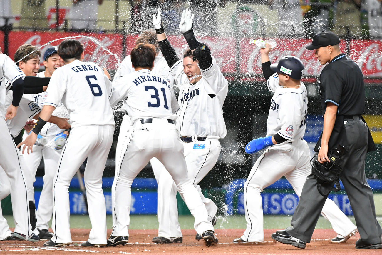 西武対ソフトバンク　11回裏西武2死一塁、左越えサヨナラ本塁打を放ち、ナインから手荒い祝福を受ける山川（撮影・岩下翔太）
