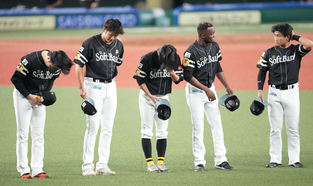 西武対ソフトバンク　サヨナラ負けを喫した後、ファンに一礼する柳田（左から2人目）らソフトバンクナイン（撮影・鈴木みどり）
