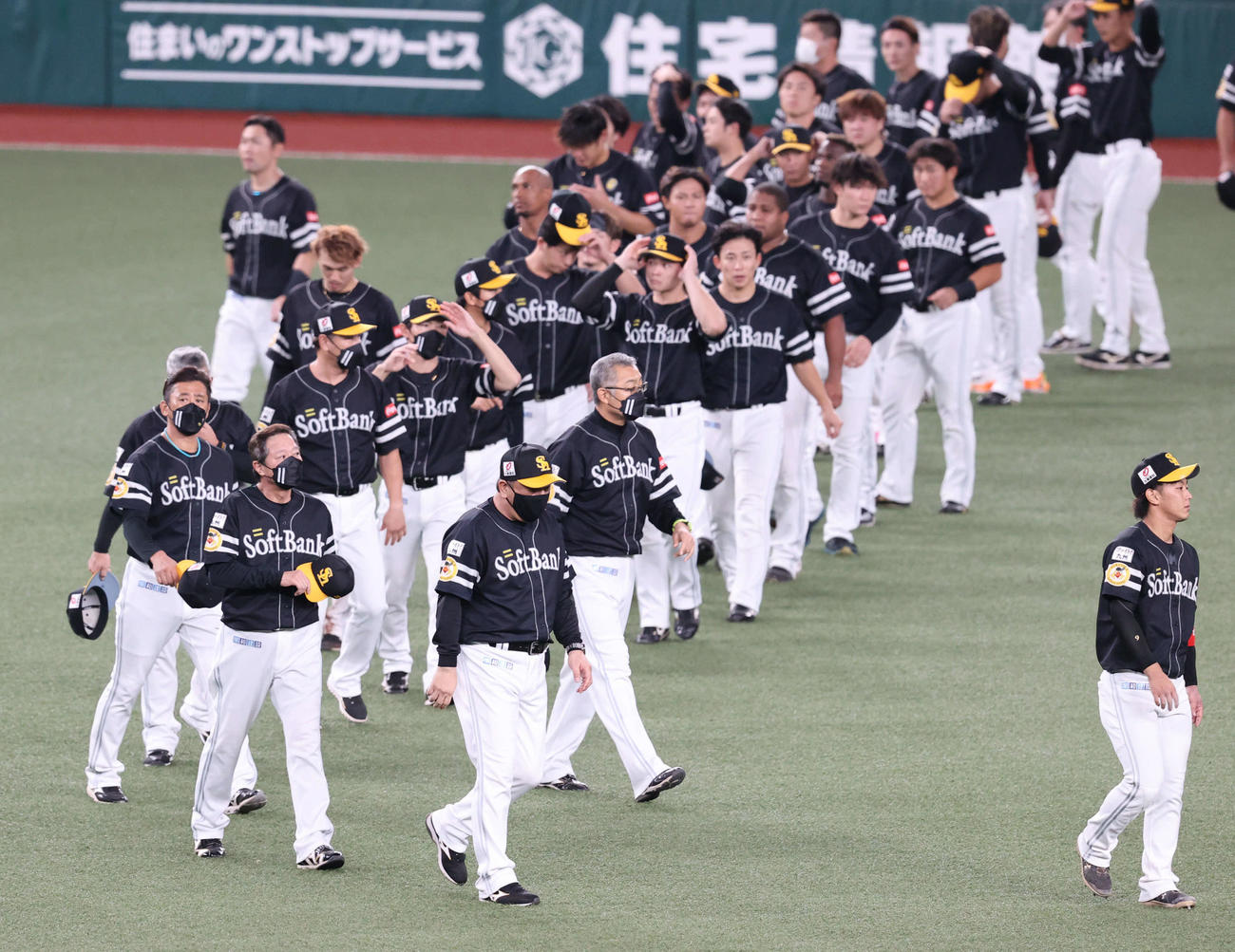 西武対ソフトバンク　西武にサヨナラで敗れ、ファンにあいさつするソフトバンクナイン（撮影・梅根麻紀）