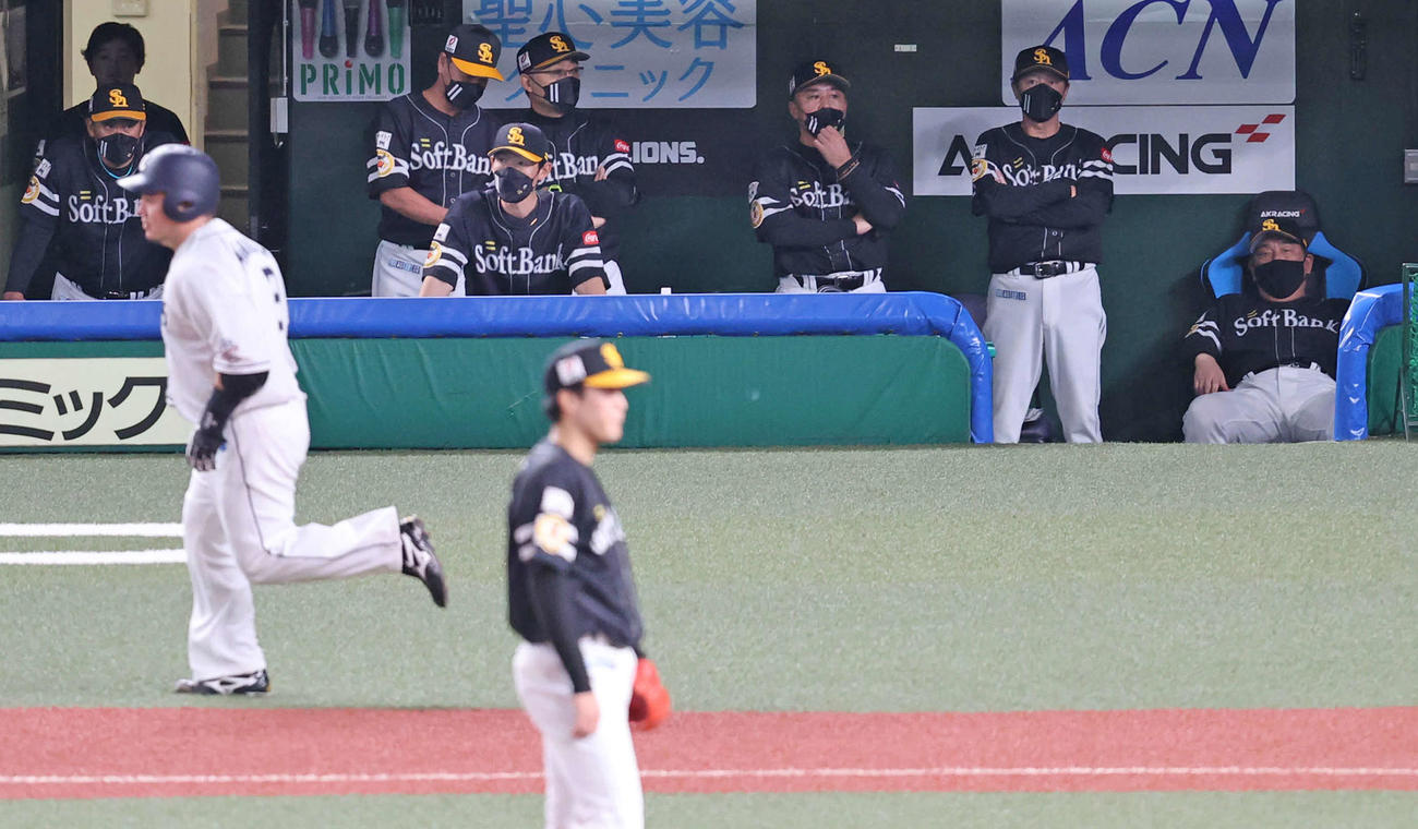 西武対ソフトバンク　11回裏西武2死一塁、山川にサヨナラ2点本塁打を浴び、落胆する藤本監督（右端）ら（撮影・梅根麻紀）