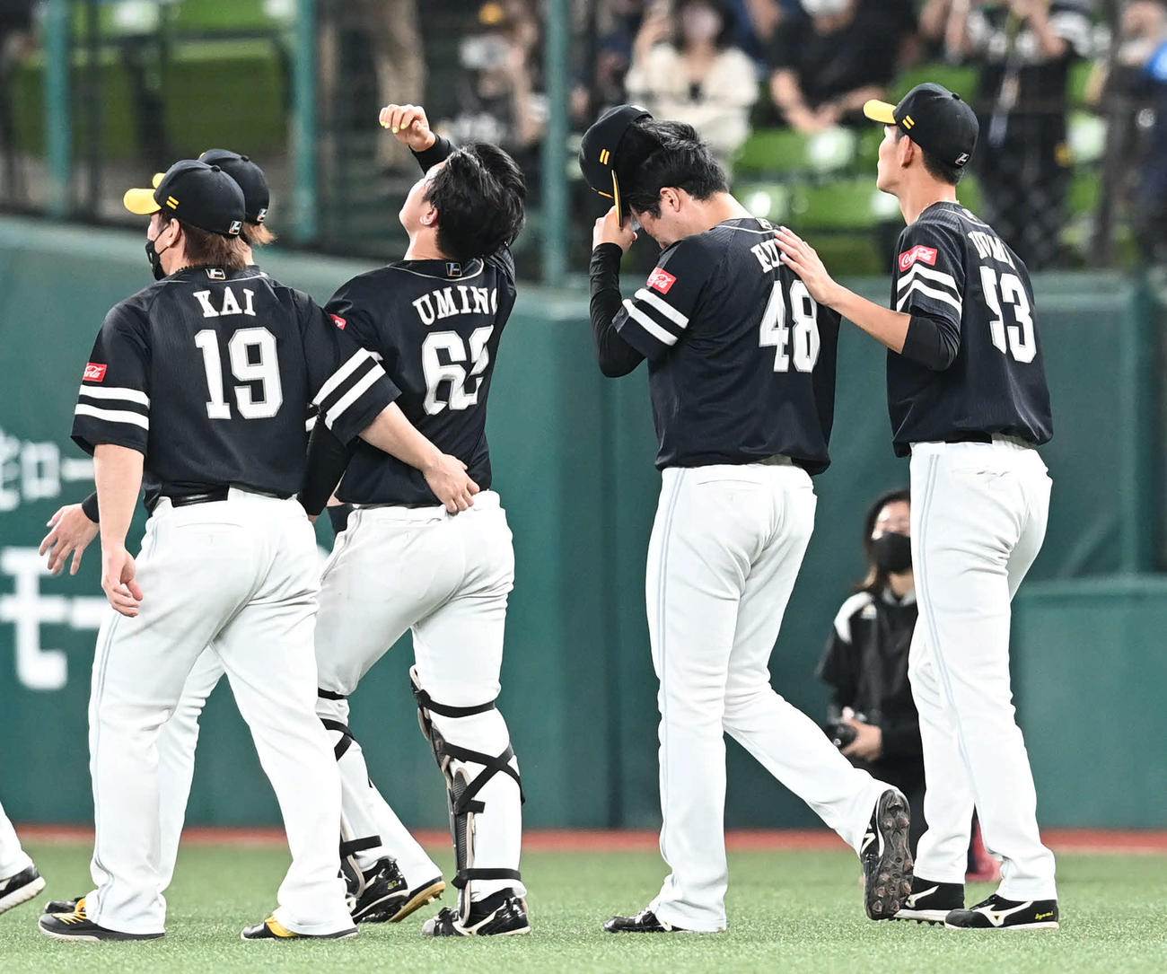 西武対ソフトバンク　11回裏西武2死一塁、山川にサヨナラ2点本塁打を許した藤井（右から2人目）と海野（同3人目）は号泣（撮影・山崎安昭）