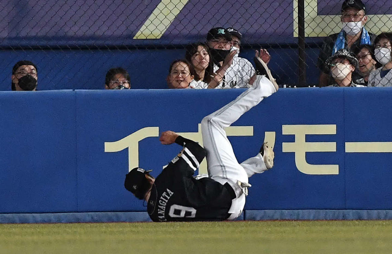 ロッテ対ソフトバンク　1回裏ロッテ1死、藤原の右飛を好捕する柳田（撮影・岩下翔太）