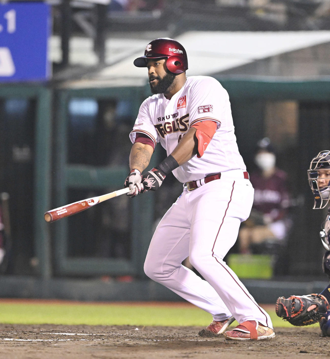 楽天対オリックス　4回裏楽天無死満塁、ギッテンスは先制の左前2点適時打を放つ（撮影・滝沢徹郎）