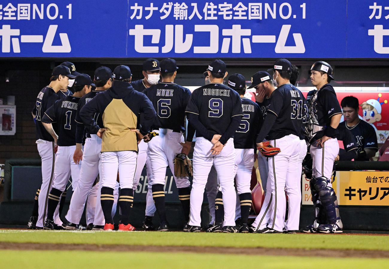 楽天対オリックス　5回の攻撃を前に円陣を組むオリックスの選手たち（撮影・滝沢徹郎）