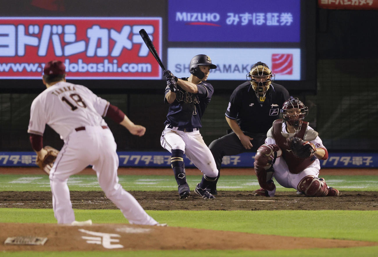 楽天対オリックス　5回表オリックス無死満塁、左前2点適時打を放つ福田。投手田中将（撮影・前田充）