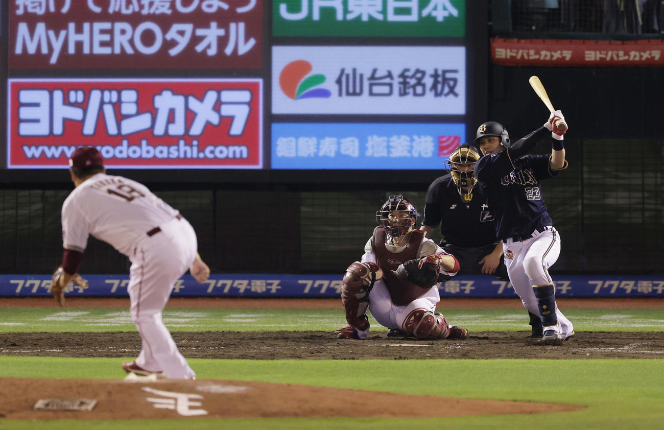 楽天対オリックス　5回表オリックス無死満塁、右前適時打を放つ伏見。投手田中将（撮影・前田充）