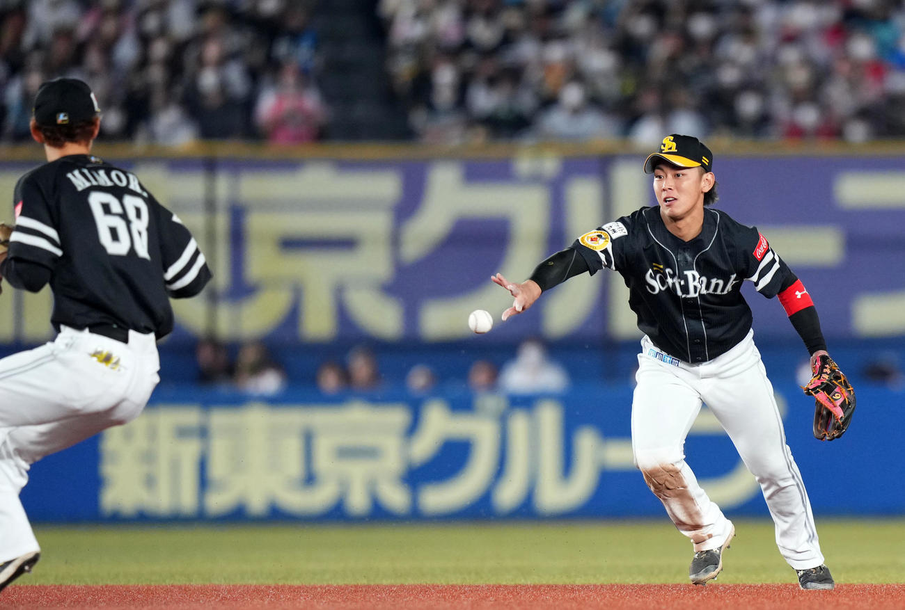 ロッテ対ソフトバンク　5回裏ロッテ無死一塁、松川の打球を好捕し二塁へトスする今宮（撮影・横山健太）