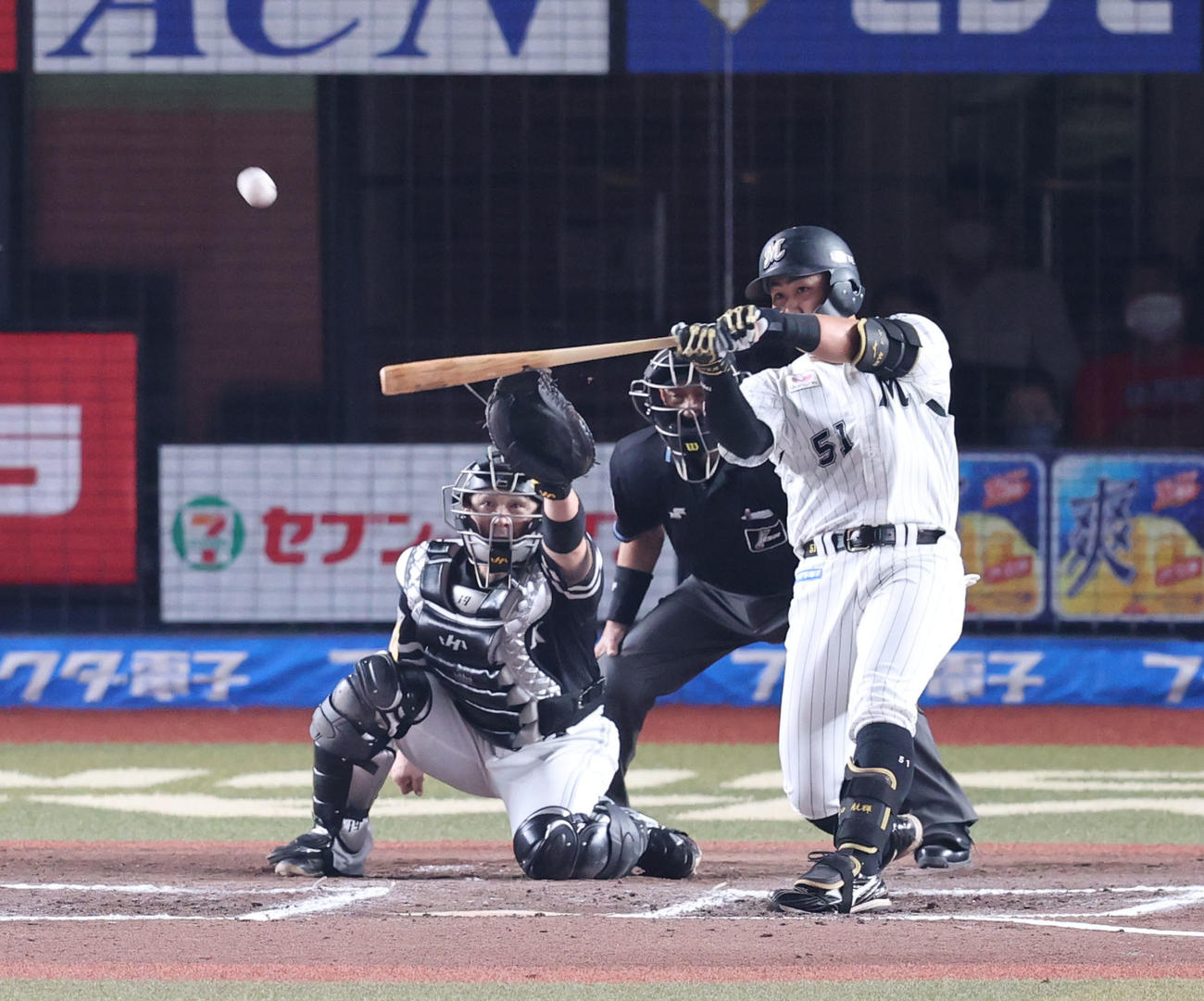 ロッテ対ソフトバンク　6回裏ロッテ1死一、二塁、山口航輝は右超えに逆転となる3点本塁打を放つ（撮影・梅根麻紀）