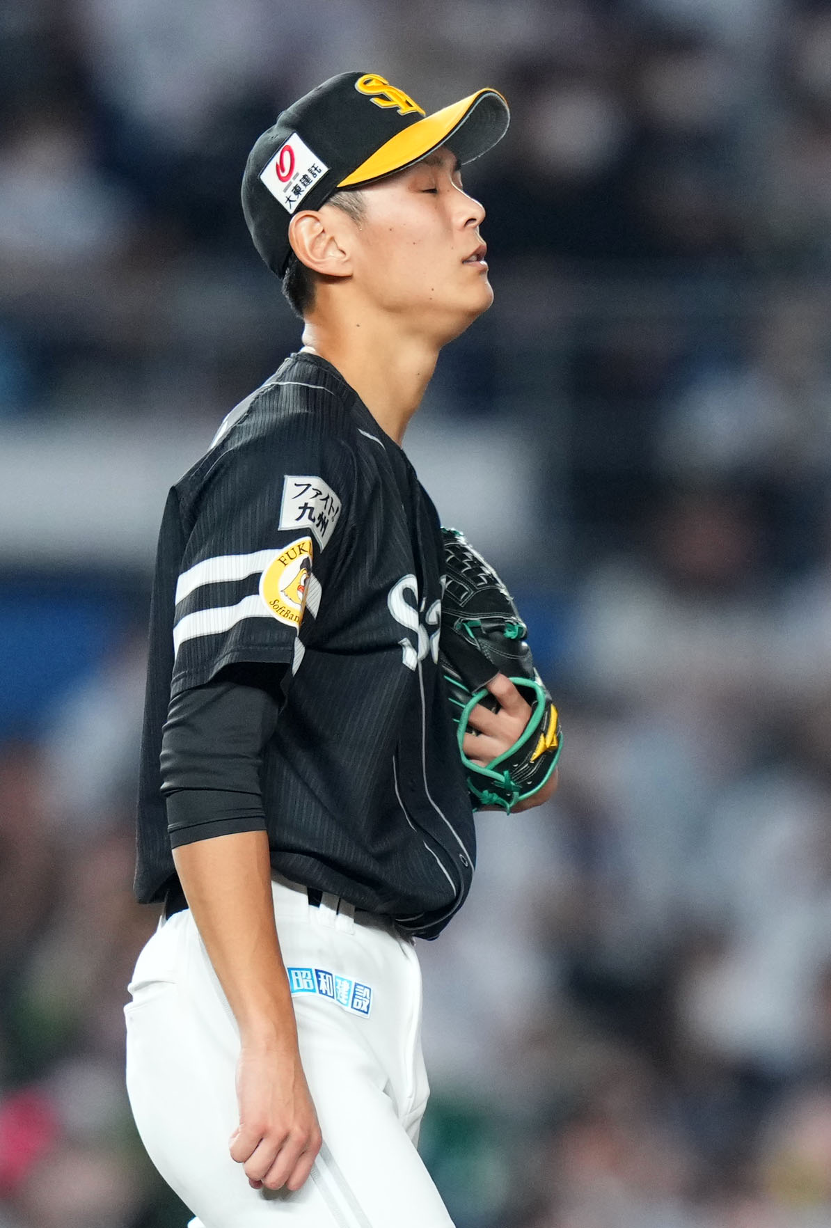 ロッテ対ソフトバンク　6回裏ロッテ1死一、二塁、山口に右越え3点本塁打を浴びる泉（撮影・横山健太）