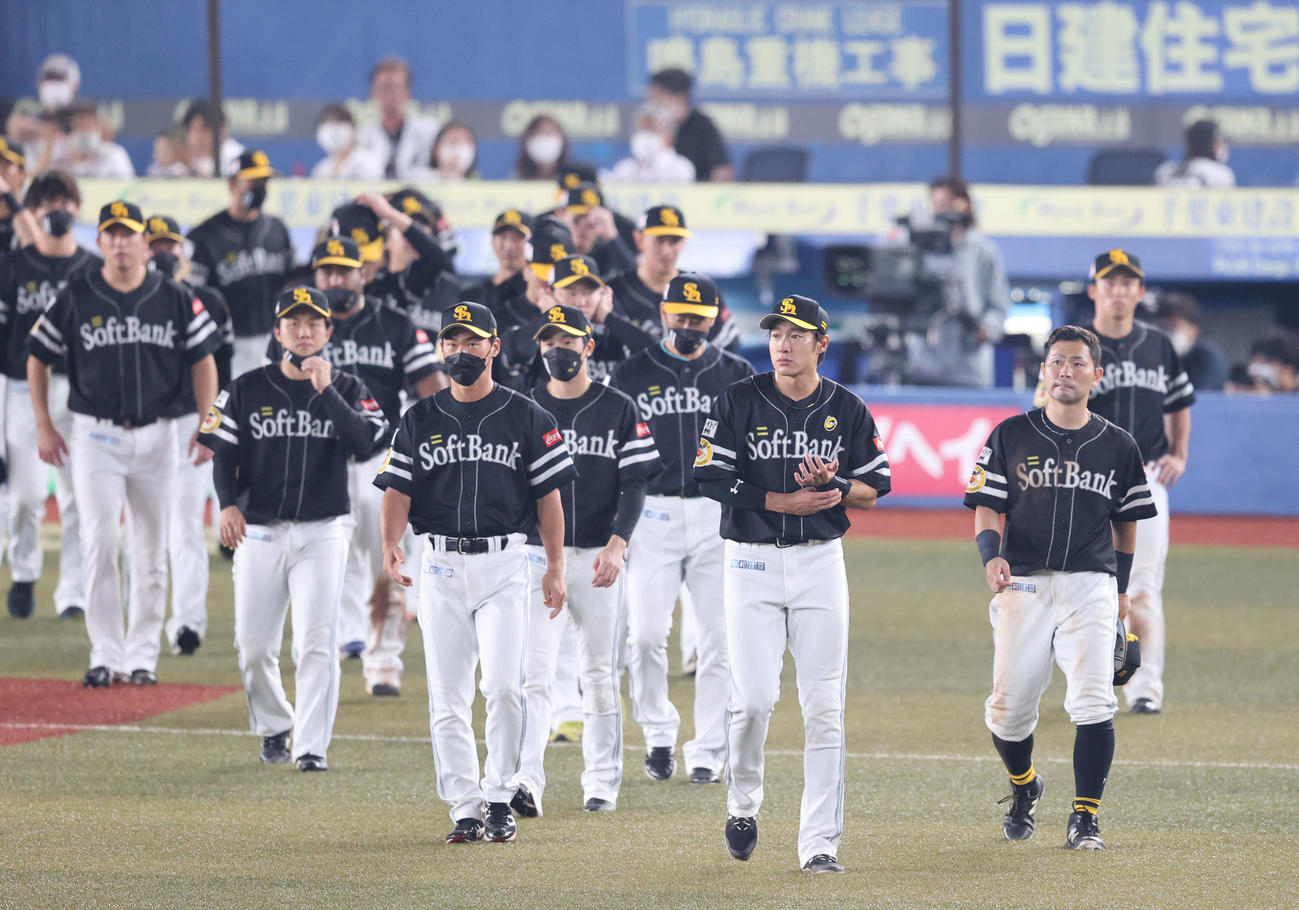 ロッテ対ソフトバンク　優勝を逃したソフトバンクナインはスタンドのファンにあいさつをするため外野に向かう（撮影・梅根麻紀）