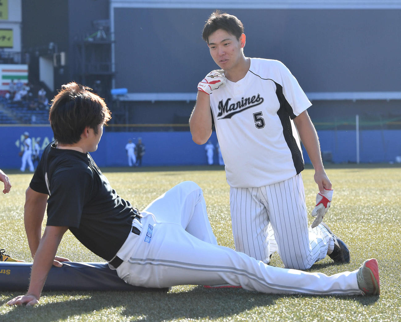 ロッテ対ソフトバンク　9月30日に負傷したソフトバンク柳田（左）の首の状態を心配するロッテ安田（撮影・岩下翔太）