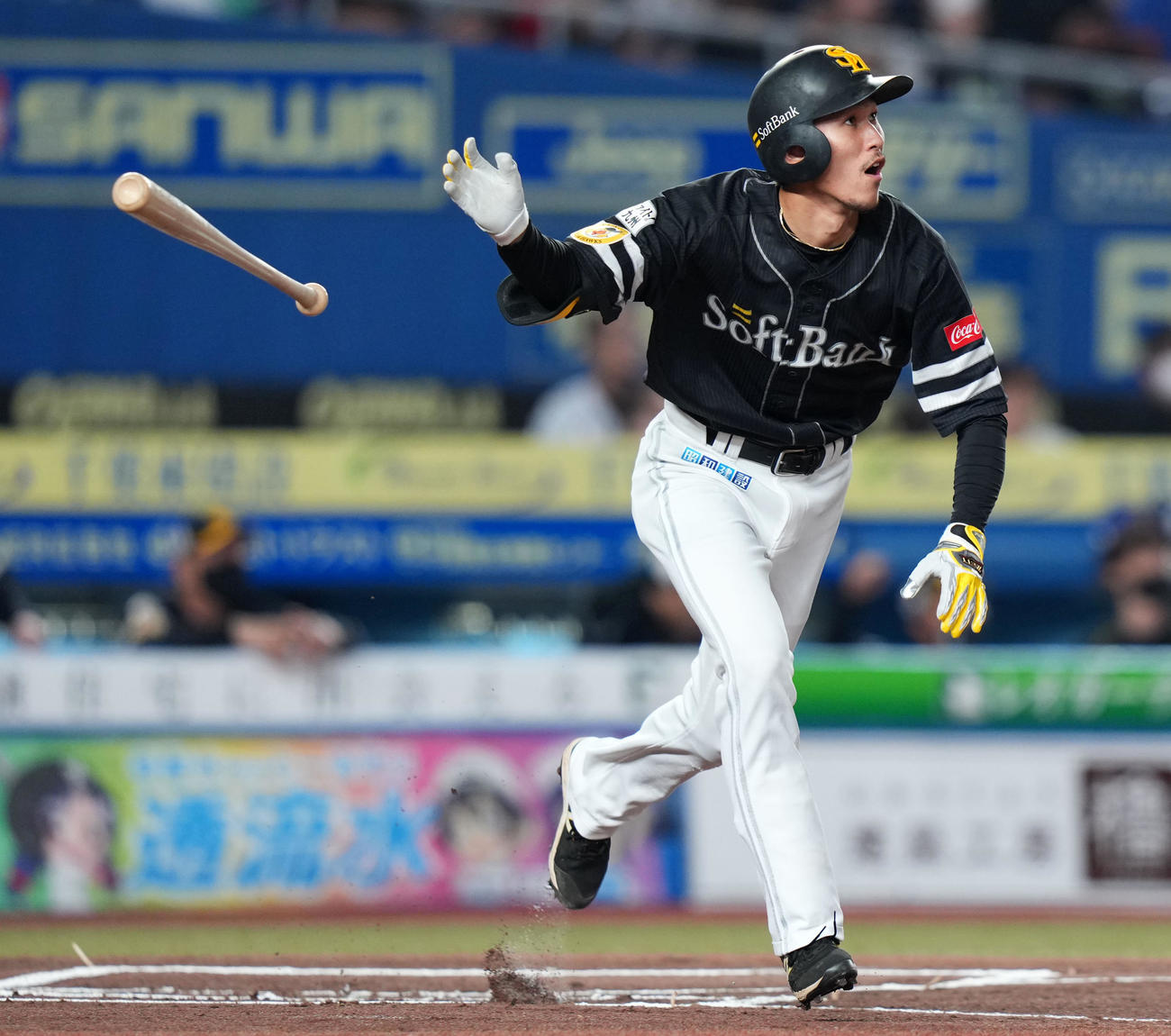 ロッテ対ソフトバンク　1回表ソフトバンク無死、左中間へ先頭打者本塁打を放つ三森（撮影・横山健太）