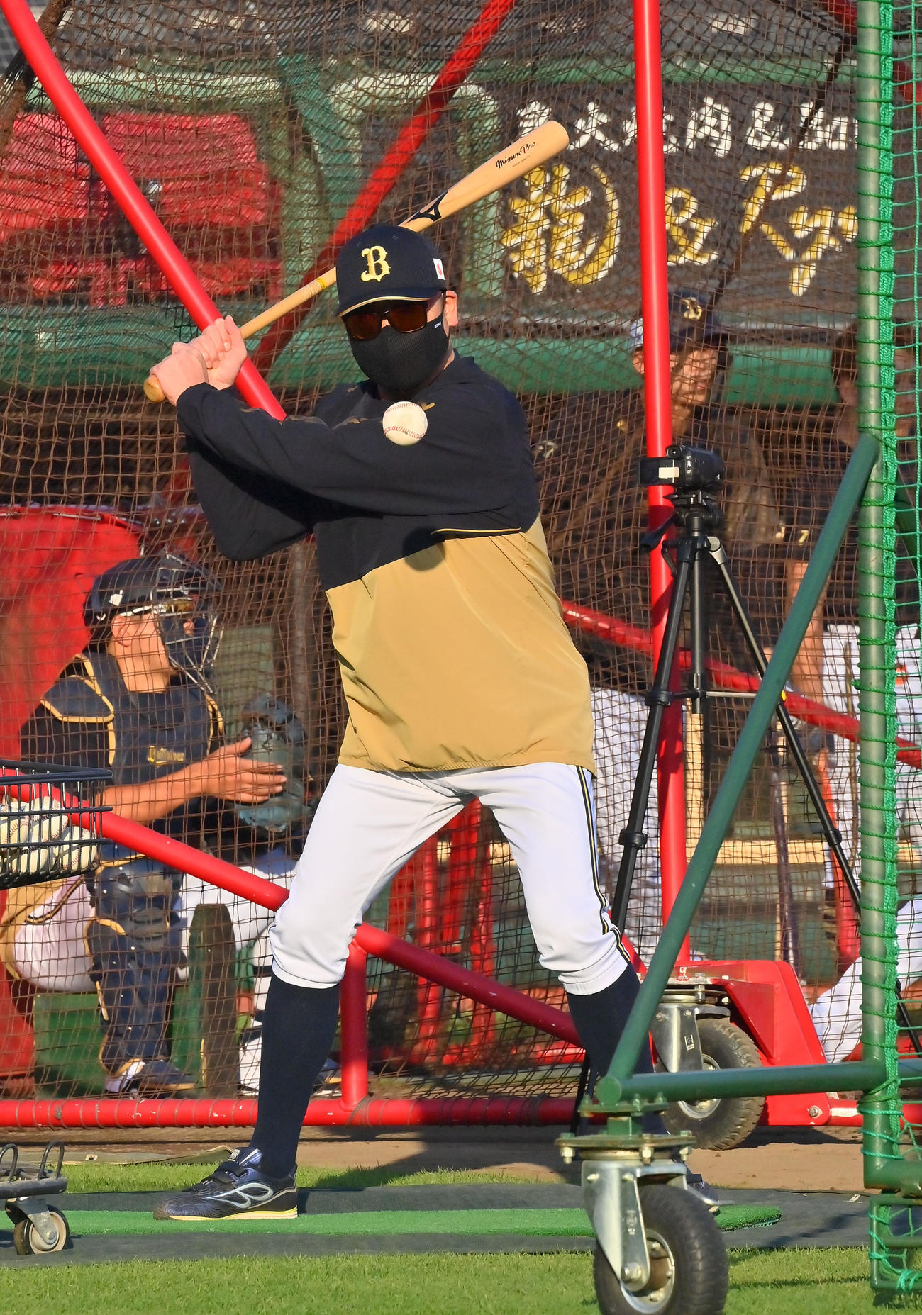 試合前、ノックを打つオリックス中嶋監督（撮影・和賀正仁）