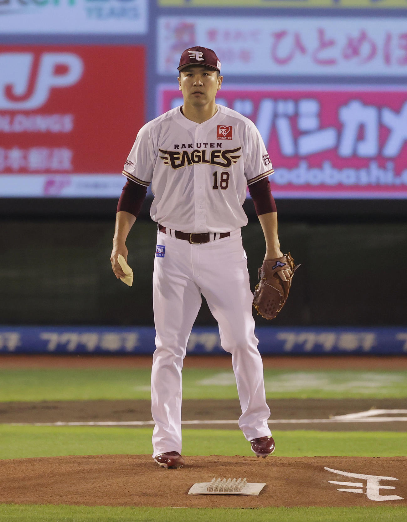 楽天対オリックス　1回表、引き締まった表情でマウンドに上がる楽天田中将（撮影・前田充）