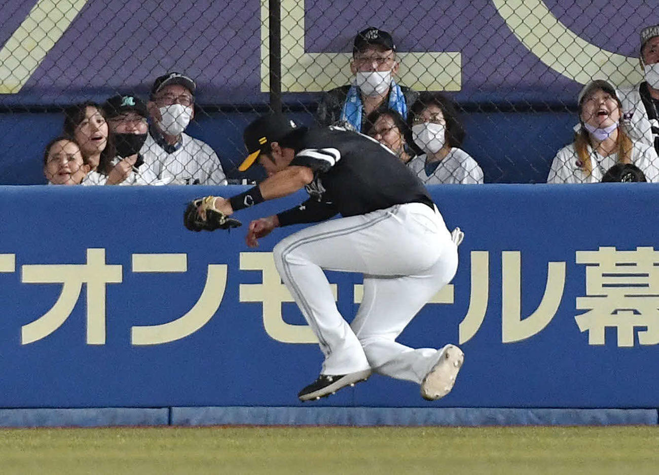 ロッテ対ソフトバンク　1回裏ロッテ1死、藤原の右飛を好捕する柳田（撮影・岩下翔太）